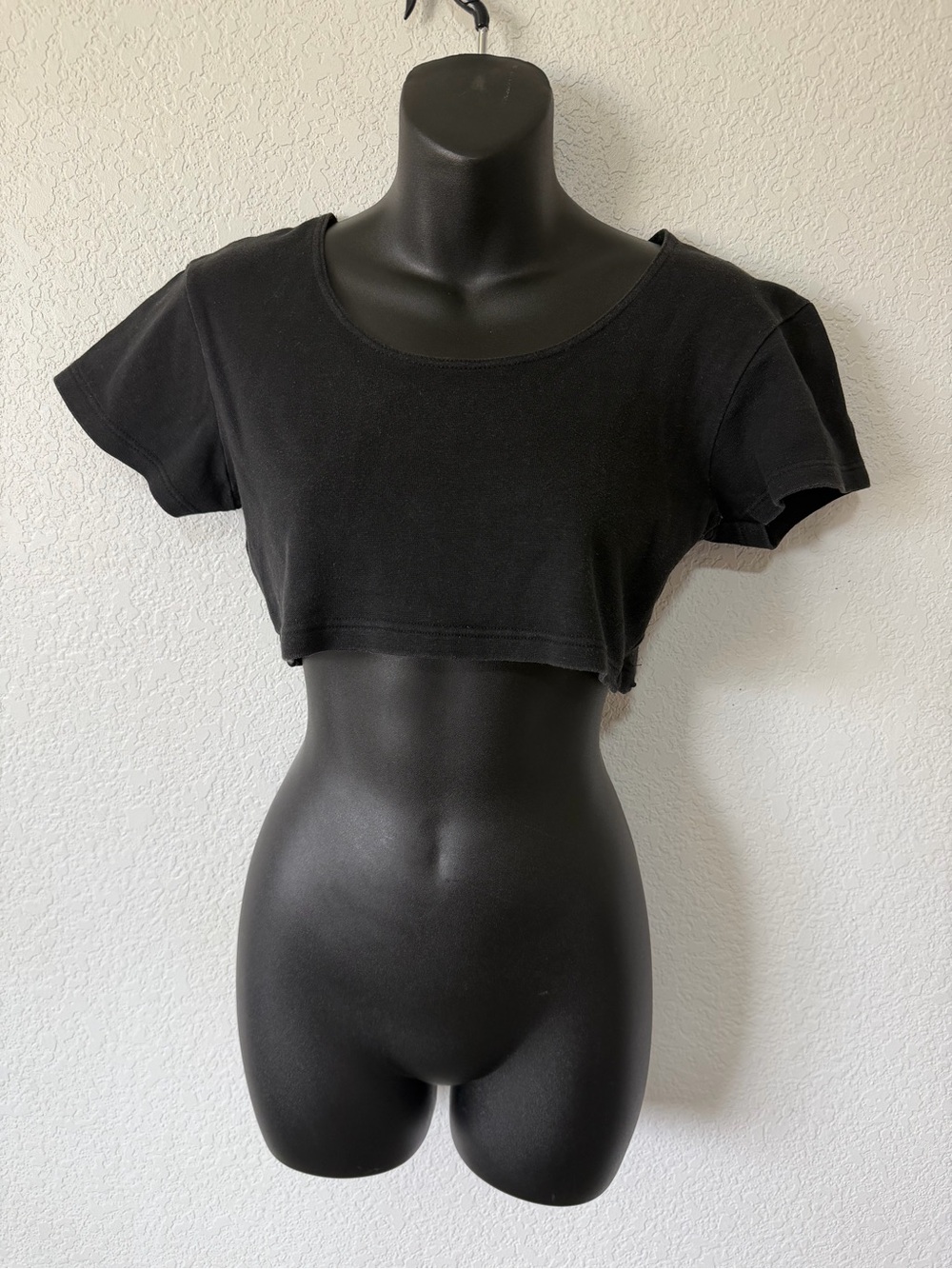 Betty Blue Vintage Women's Black Short-Sleeve Cropped Scoop Top